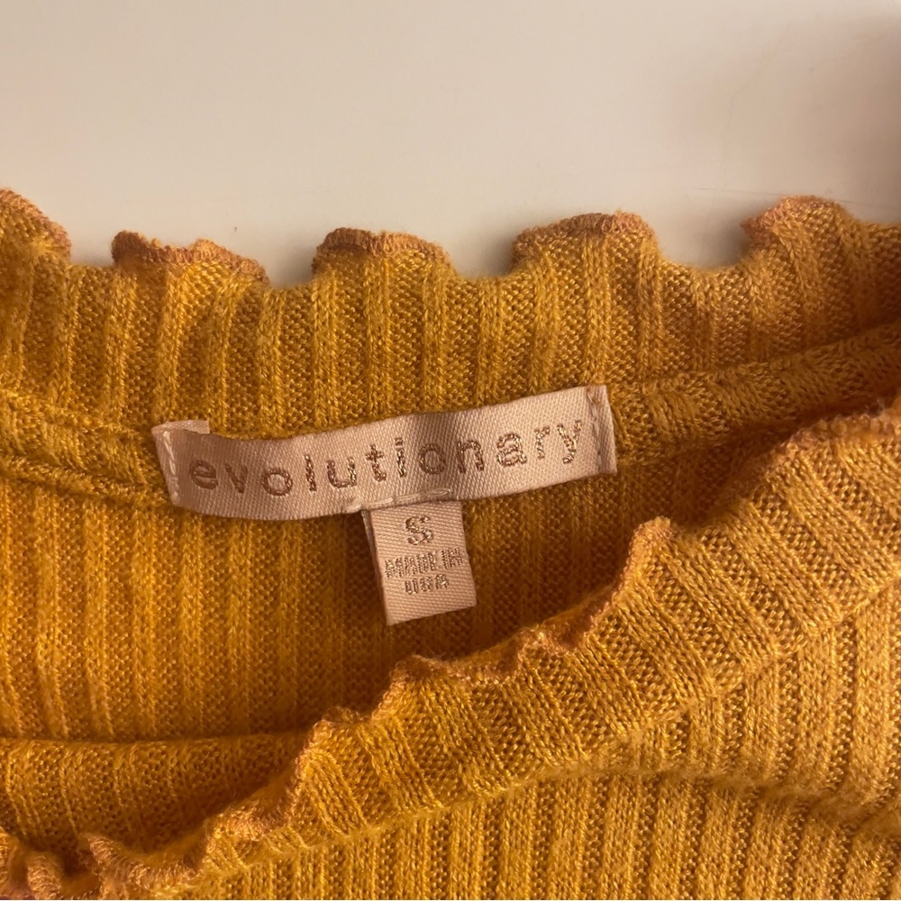 Evolutionary Ribbed Lettuce Edge Top - Picture 2 of 2